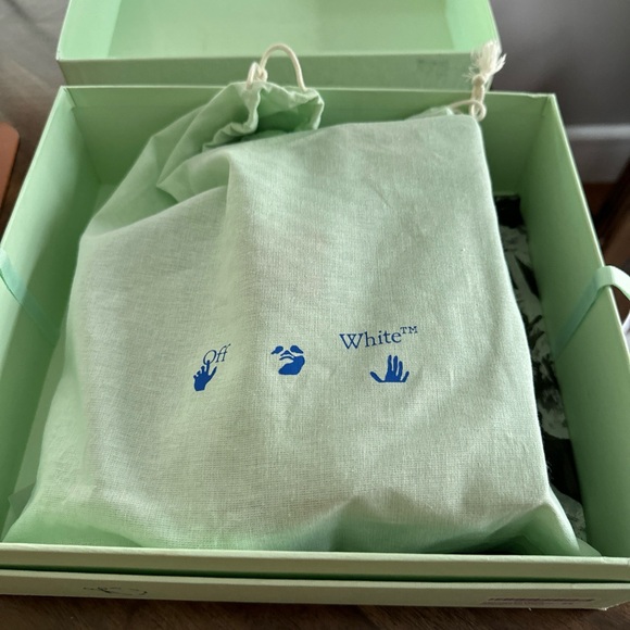 BRAND NEW Off-White Jitney 1.4' Purse Handbag Tote Calfskin Quilted Off White - Picture 7 of 9